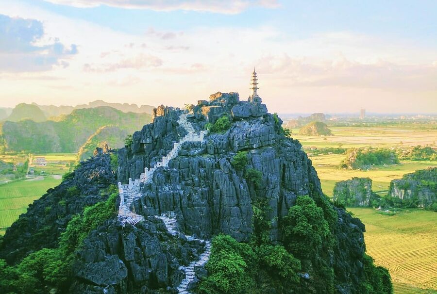 Hoa Lu, Tam Coc, & Mua Cave Day Trip with Lunch & Limousine - How the guide affects the day
