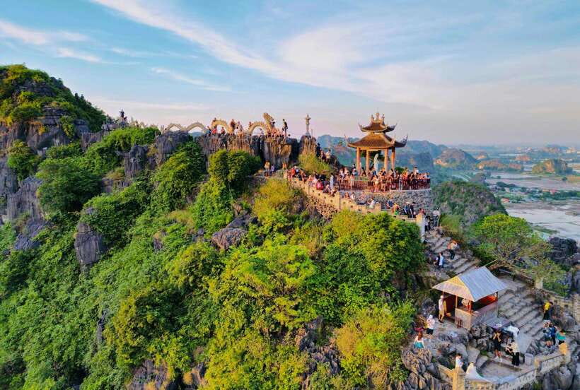 Hoa Lu, Tam Coc, & Mua Cave Day Trip with Lunch & Limousine - The limousine ride from Hanoi’s Old Quarter