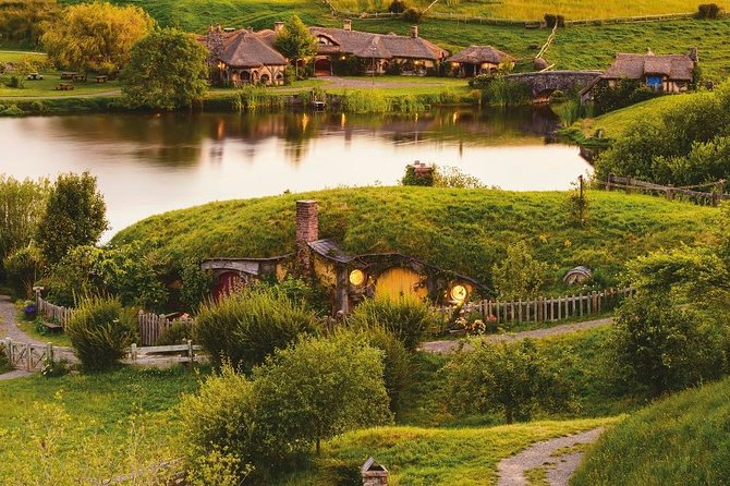 Hobbiton & Waitomo Caves Guided Day Trip from Auckland incl lunch - Entering the Waitomo Glowworm Caves