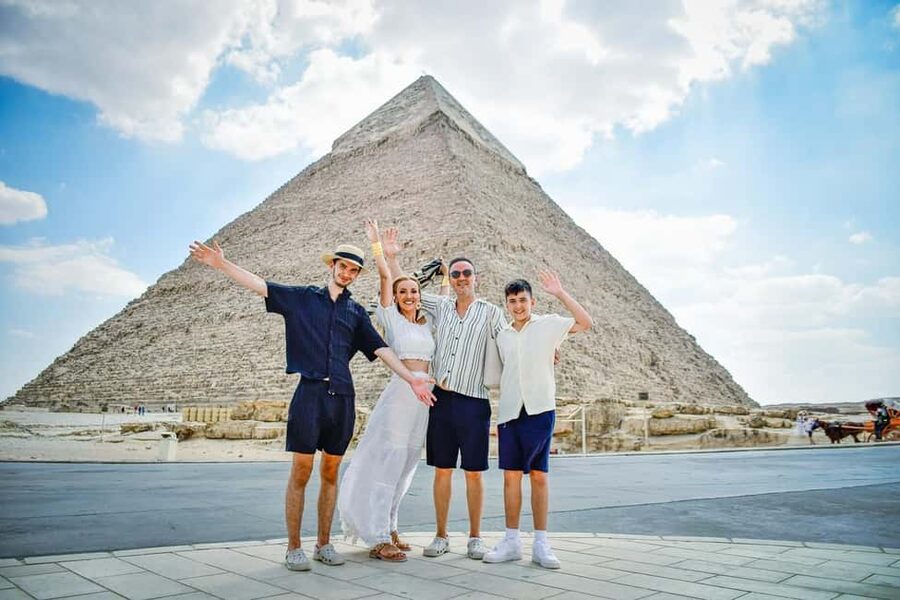 Hurghada: Cairo Pyramids, Sphinx & Egyptian Museum Day Trip - Giza Plateau and the Pyramid of Khufu