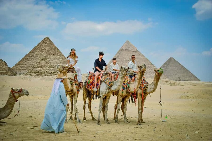 Hurghada: Cairo Pyramids, Sphinx & Egyptian Museum Day Trip - Optional Nile boat ride