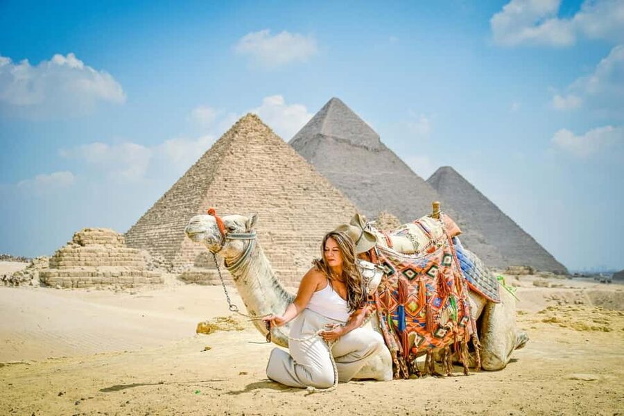 Hurghada: Cairo Pyramids, Sphinx & Egyptian Museum Day Trip - Meeting your Egyptologist guide in Cairo