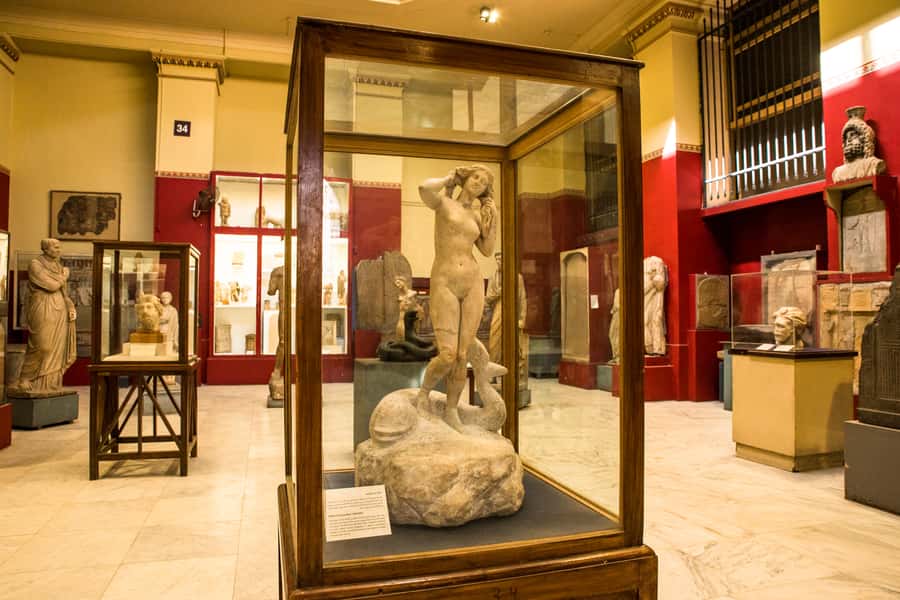 Hurghada Day Trip to Giza Pyramids, Sphinx, Museum and lunch - Giza Plateau: the day’s main event