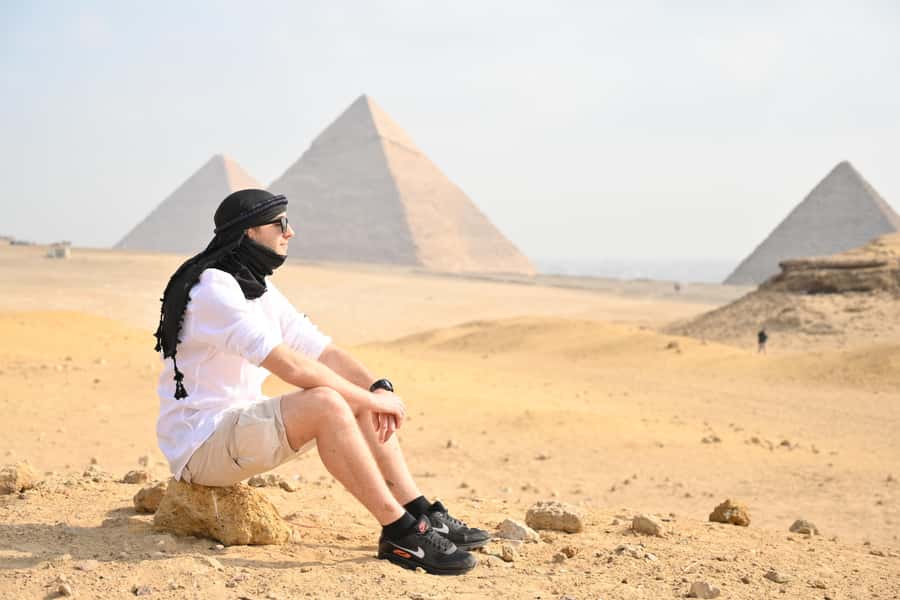 Hurghada: Giza Pyramids, Sphinx, Museum & Old Souq Day Trip - Lunch at a local restaurant
