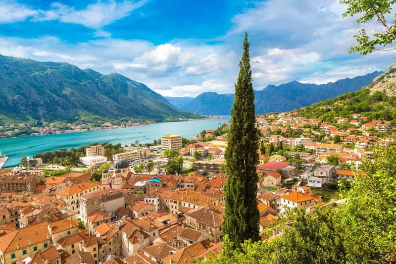 Kotor & Perast: Guided Day Trip From Dubrovnik - Leaving Dubrovnik and crossing into Montenegro