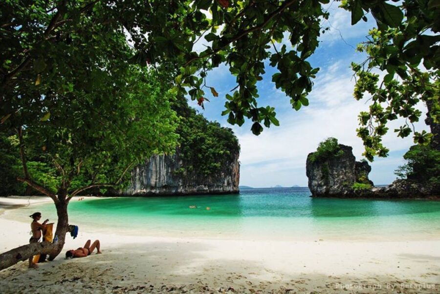 Krabi: Hong Islands Day Trip by Speedboat with Lunch - The guides make the day easier