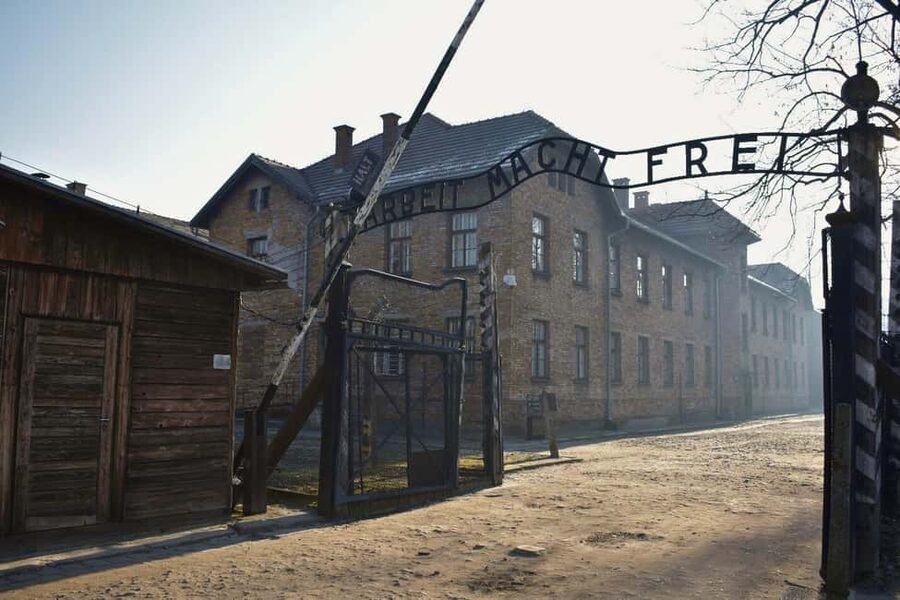Krakow: Auschwitz-Birkenau Day Trip with Tour Leader - Meeting in Krakow and the ride to Oświęcim