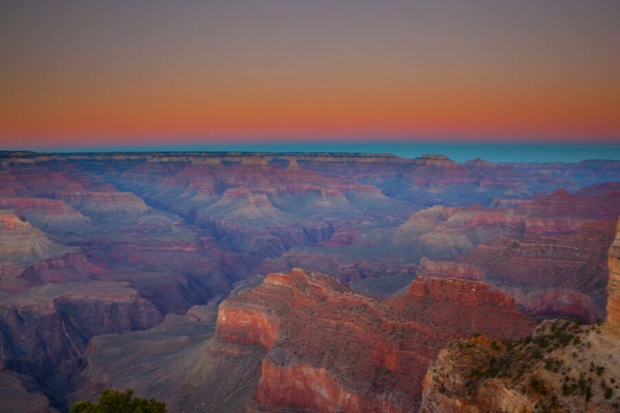 Las Vegas: Grand Canyon in Spanish with Skywalk and Lunch - The long road west from Las Vegas