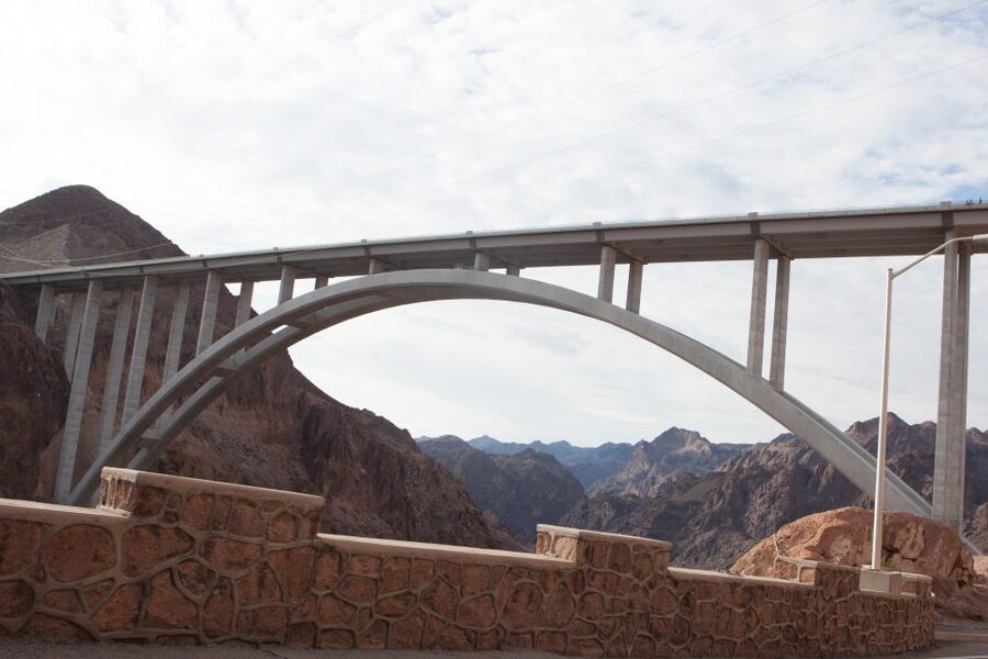 Las Vegas: Grand Canyon in Spanish with Skywalk and Lunch - Hoover Dam and the first desert lessons