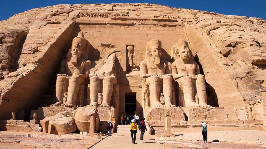 Luxor: Abu Simbel Temple Private Guided Day Trip with Lunch - Arriving at the Abu Simbel complex