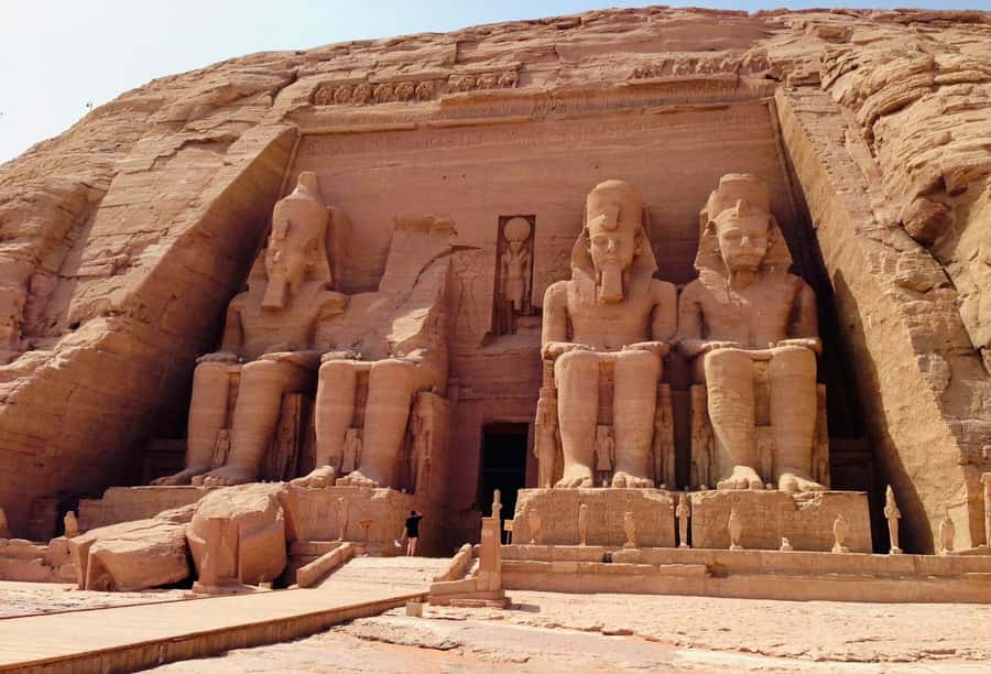 Luxor: Abu Simbel Temple Private Guided Day Trip with Lunch - The 4:30 a.m. pickup and the road south