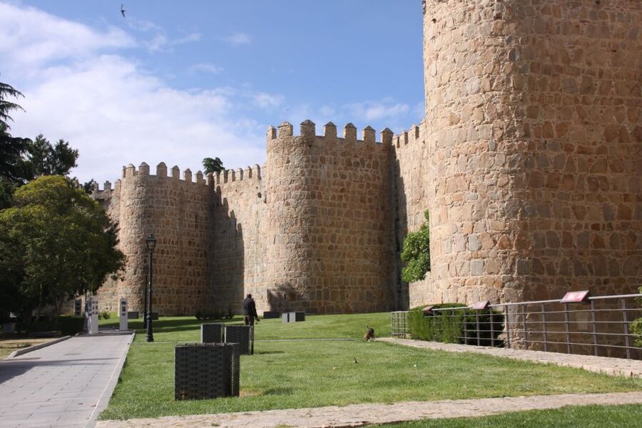 Madrid: Avila and Segovia Day Trip with Tickets to Monuments - Key points at a glance