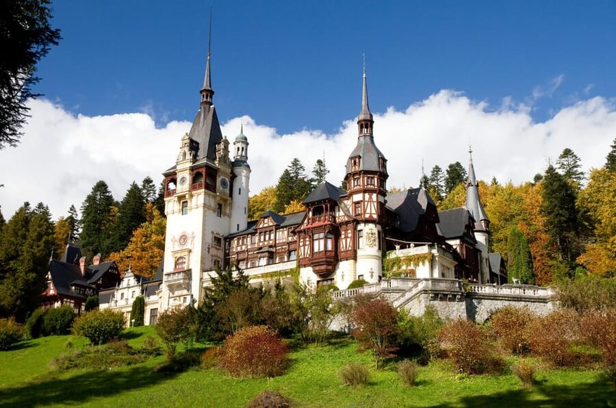 Minivan 8: Peles & Dracula's Castle and Brasov Full-Day Trip - Brașov’s old town and the Black Church