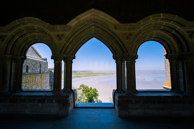 Mont Saint Michel Day Trip from Paris with English Speaking Guide - Lunch: Crêpes, Cider, and Crowded Restaurants