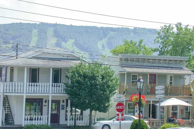 Montreal: Laurentian Mountains Day Trip - Guides, Driving, and Bilingual Commentary