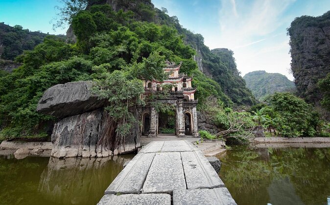 Ninh Binh Day Trip: Bai Dinh-Trang An-Mua Cave, Buffet, Boat, Bus - Vietnamese buffet lunch between the sights
