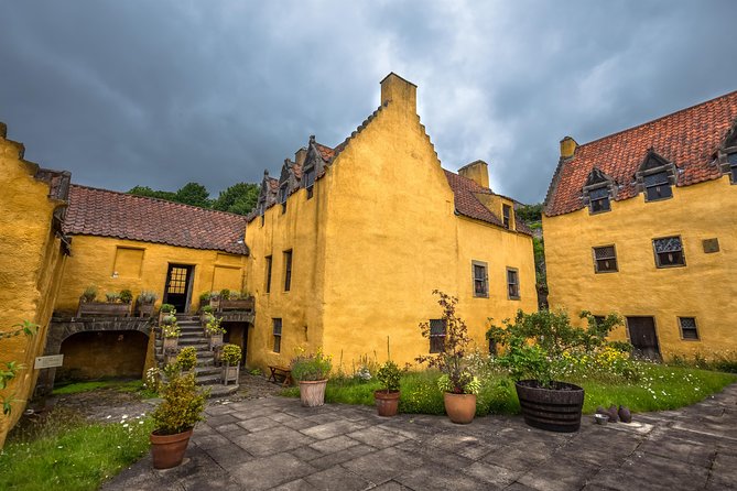 Outlander Film Locations Day Trip from Edinburgh - Falkland: Inverness scenes and the day’s rushed moment