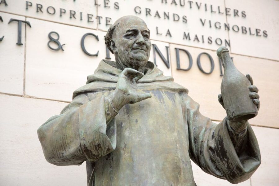 Paris: Private Day Trip to Champagne with 8 Tastings & Lunch - Meeting a famous Champagne house