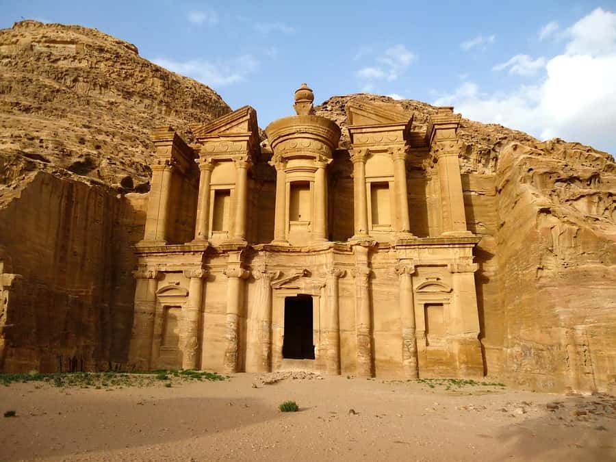 Petra & Wadi Rum: Full Day Private Tour with Hotel Pickup - Lunch and the handoff to Wadi Rum