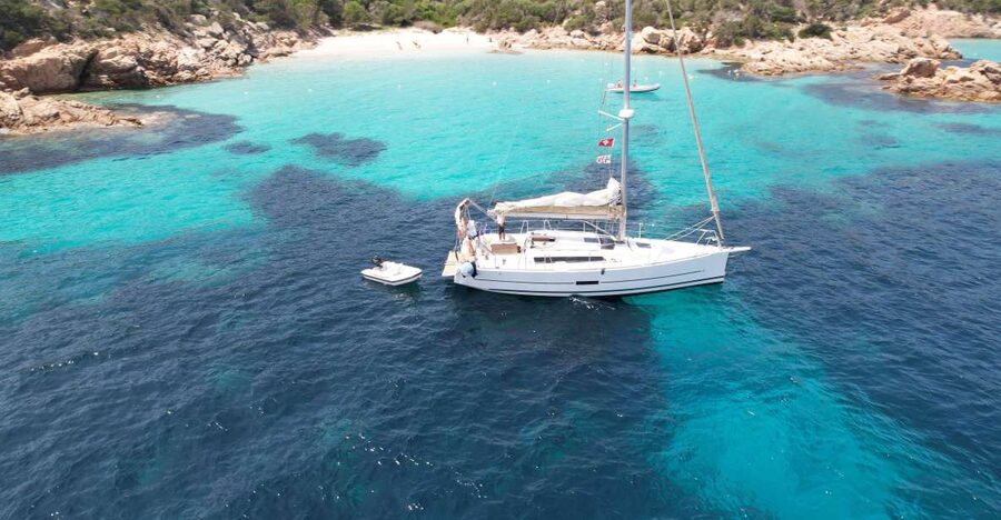 Poltu Quatu: La Maddalena Archipelago Sailboat full-day trip - Leaving Poltu Quatu for the archipelago