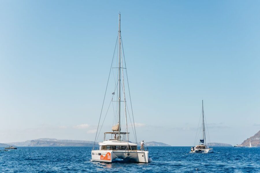 Santorini: Luxury Catamaran Day Trip with Meal and Open Bar - Why this Santorini catamaran trip works so well