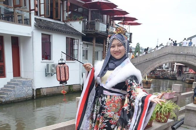 Shanghai: Southern Great Wall Day Trip by Bullet Train - East Lake gives the day a gentler opening