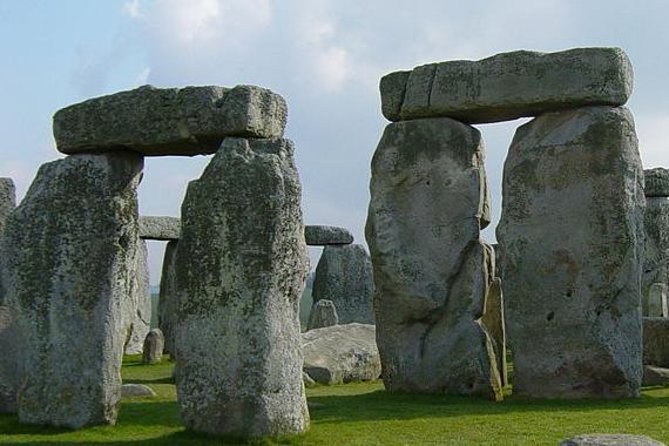 Stonehenge Shuttle Bus from London with Optional Fish & Chips - First Sight of Stonehenge on Salisbury Plain