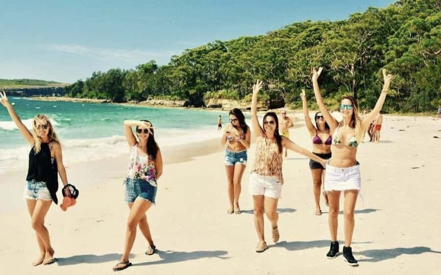 Sydney: Jervis Bay Day Trip with Dolphins, Roos & Beach Time - A practical lunch break in Huskisson