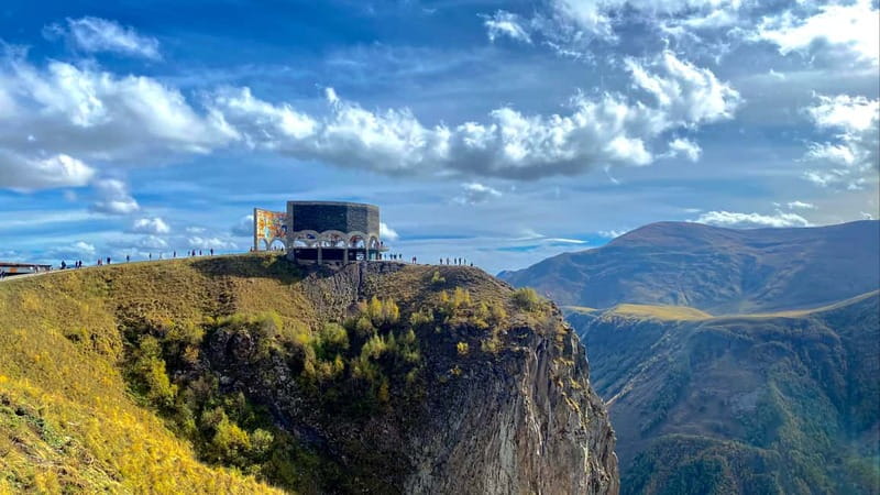 Tbilisi: Gudauri and Kazbegi Day Trip Including 4WD - Pasanauri and the proper khinkali break