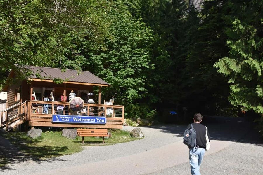 Whistler, Sea to Sky Gondola, and Shannon Falls Day Trip - The drive through Squamish and toward Whistler