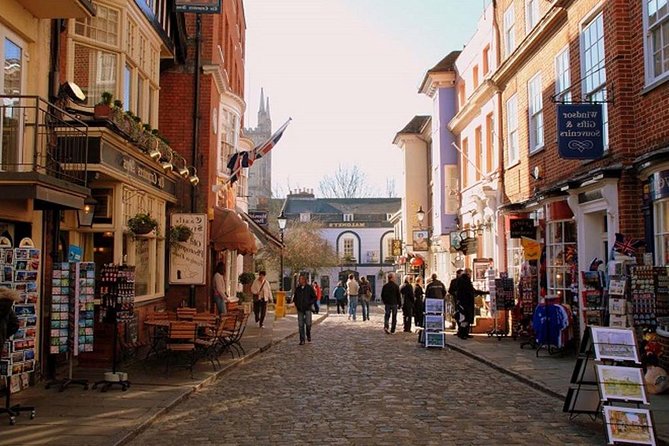 Windsor, Stonehenge and Bath Day Trip from London Spanish - Stonehenge: ancient stones and a very short visit